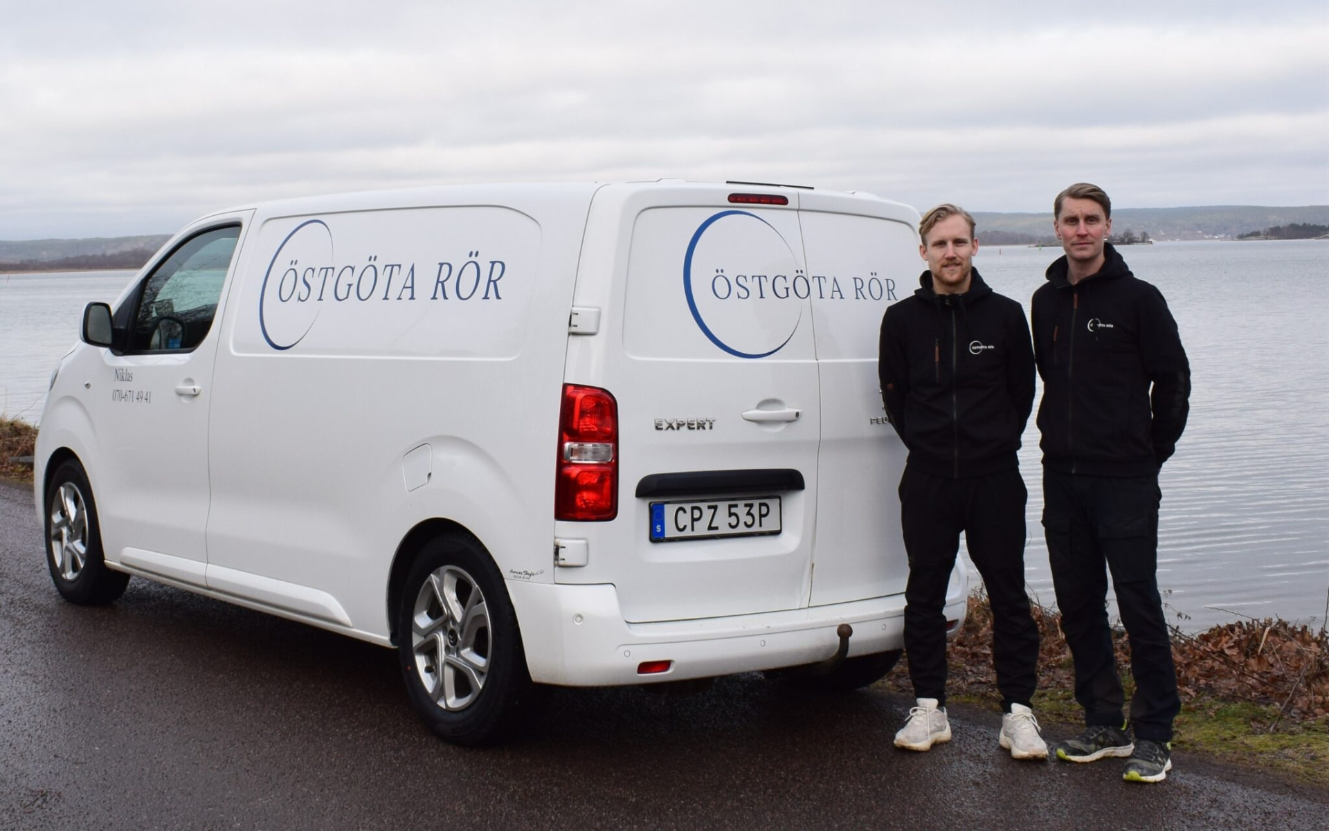 Robin och Niklas från Östgöta Rör vid företagets servicebil